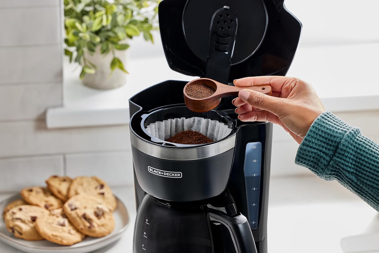 BLACK+DECKER 12-Cup Digital Coffee Maker Washable Basket thumbnail 5